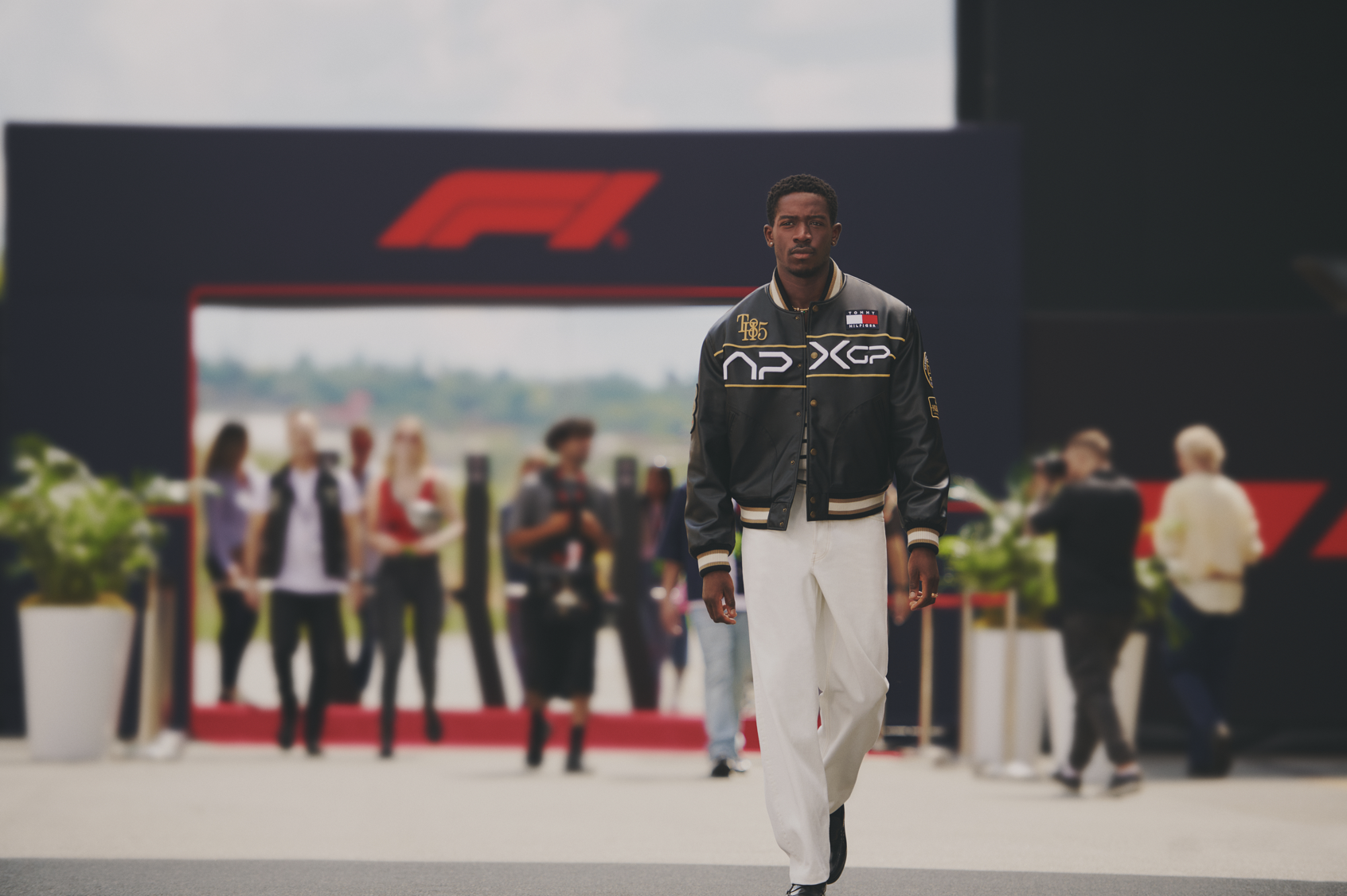TOMMY HILFIGER SE ASOCIA CON F1® THE MOVIE PRESENTANDO LA COLECCIÓN APXGP