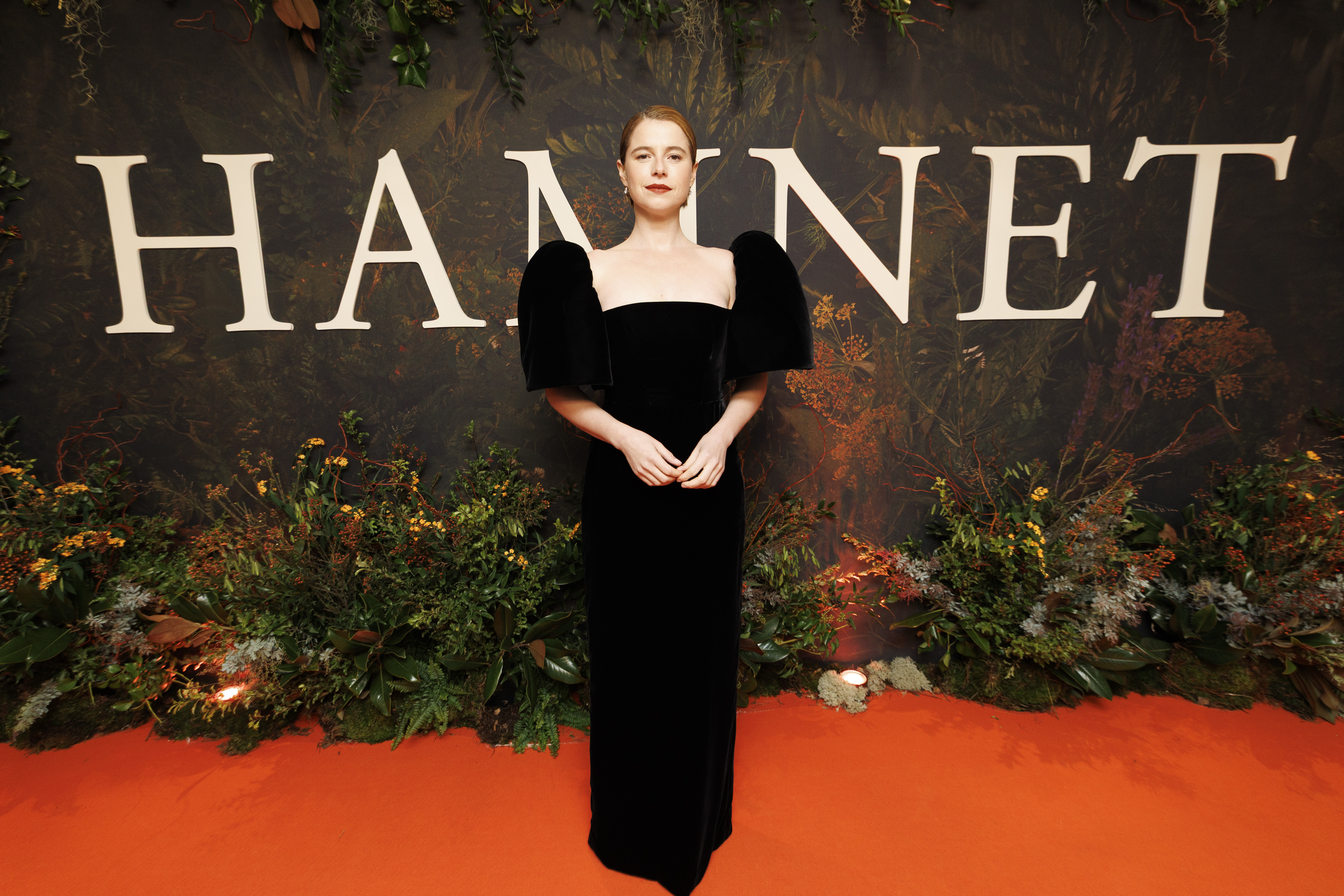 Jessie Buckley luce custom Louis Vuitton en la Premiere de “Hamnet”  en Dublin